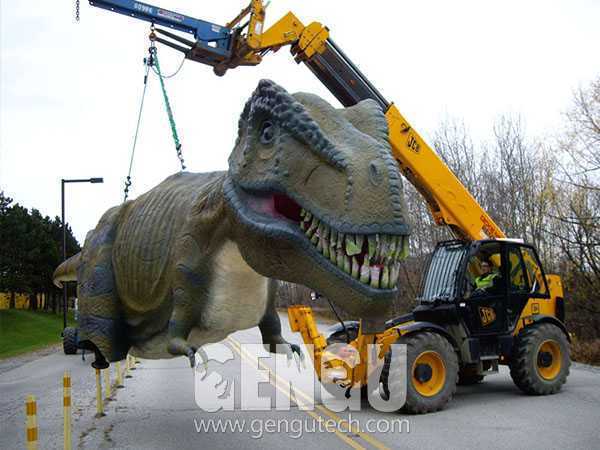被起重机吊起来的大型仿真恐龙模型图片
