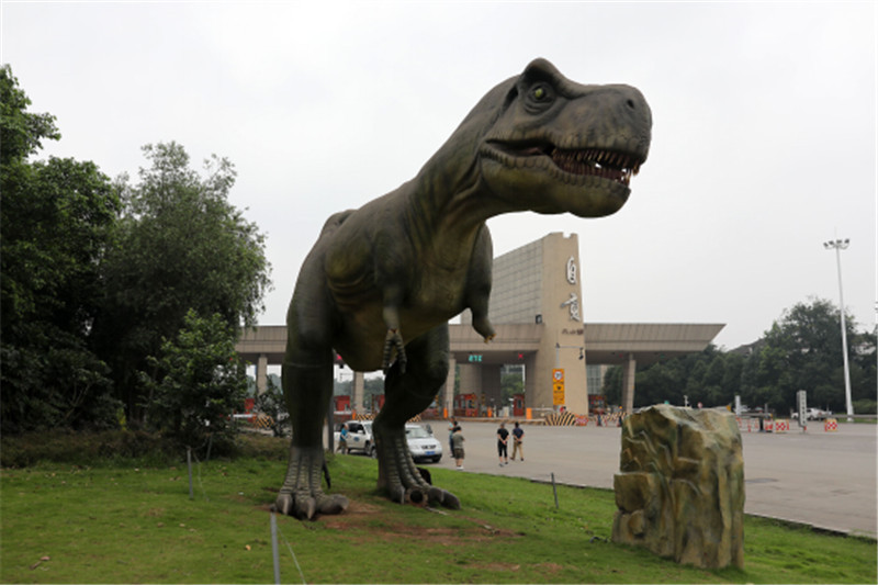 火车站前的大型仿真恐龙图片